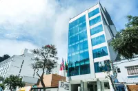 Apart Hotel Petit Palace Suites Hotels near Paint Rush - El primer splatter room en el Perú