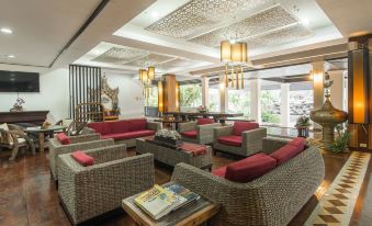 a spacious living room with several couches and chairs arranged in a seating area , creating a cozy atmosphere at Gassan Khuntan Golf & Resort