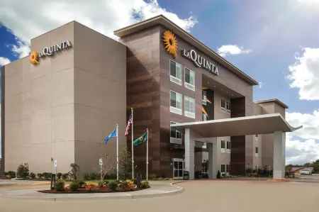 La Quinta Inn & Suites by Wyndham Dallas Duncanville Отели рядом с достопримечательностью «Парк Крис Парис»