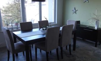At Cedar Lodge - Housity