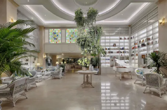 Au Lac Charner Hotel Отели рядом с достопримечательностью «Хо Чи Минх Сквер»