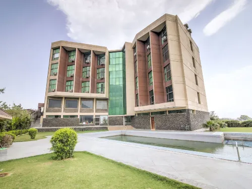 Hotel Devi Grand - Katra - piscina