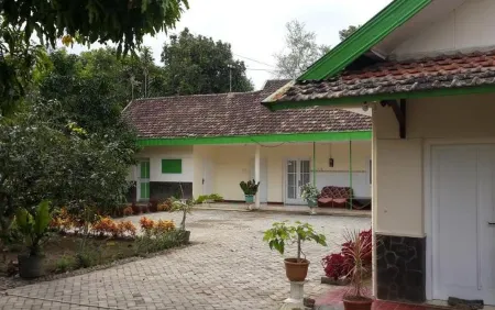 Comfy Room at Villa Bima Отели рядом с достопримечательностью «HANOMAN BIOSKOP DOME 3 DIMENSI»