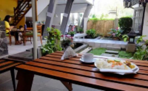 Rumah Asri Bed and Breakfast Hoteles cerca de Museo Barli