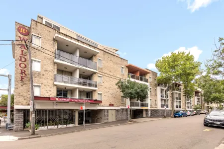 Nesuto Chippendale Отели рядом с достопримечательностью «PNR Lecture Theatre»