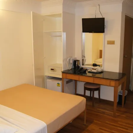 Arianna Hotel Отели рядом с достопримечательностью «Торговый центр Mustafa»