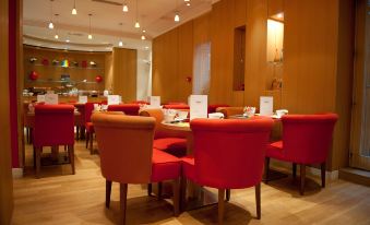 Westside Arc de Triomphe Hotel