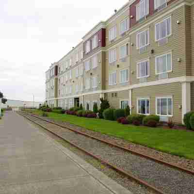 Holiday Inn Express & Suites Astoria Hotel Exterior