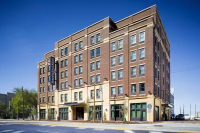 Fairfield Inn & Suites Savannah Downtown/Historic District Các khách sạn gần Wright Square