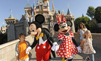 Holiday Inn & Suites Anaheim (1 Blk/Disneyland®)