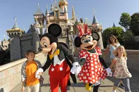 Holiday Inn & Suites Anaheim (1 Blk/Disneyland®)