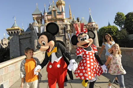 Holiday Inn & Suites Anaheim (1 Blk/Disneyland®)
