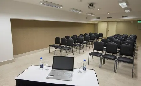 Arc Arenales Studios & Suites Отели рядом со станцией L.M. Drago Railway Station