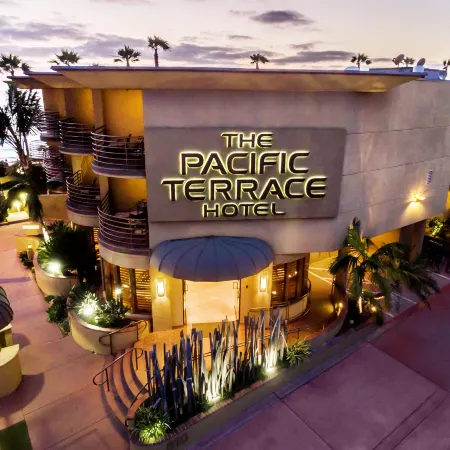 Pacific Terrace Hotel Отели рядом с достопримечательностью «Пасифик-Бич»
