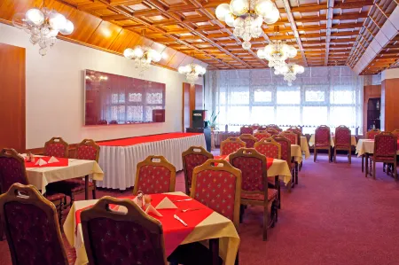 Hotel Merkur - Jablonec Nad Nisou Отели в г. Турнов