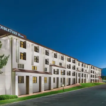 DoubleTree by Hilton Colorado Springs Отели рядом с достопримечательностью «Парк Монумент Вэлли»