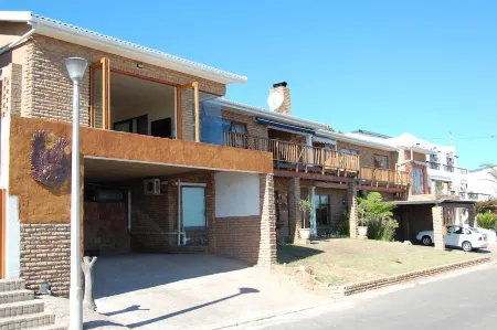 Aqua Marina Guest House Отели рядом с достопримечательностью «Post Office Tree»