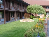 Chalet Inn & Suites Hotel dekat The Paramount