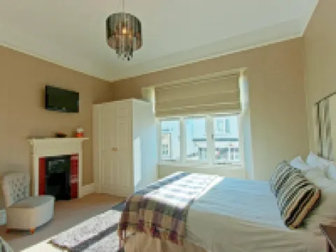 Monties Guest House - Adults Only