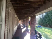 Waterford Inn - parking