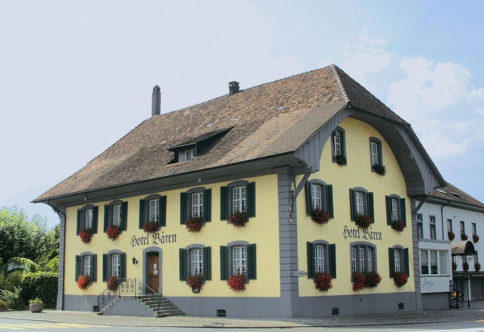 Hotel Bären Suhr 외관