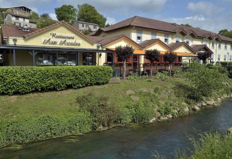 Hôtel Aster Restaurant Aux Arcades - Housity