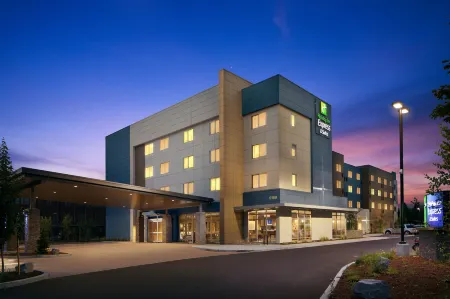 Holiday Inn Express & Suites Portland Airport