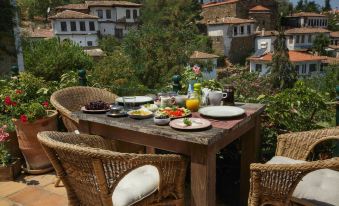 Terrace Houses Sirince - Fig, Olive Clockmakers and Grapevine