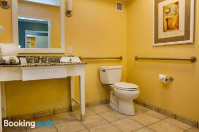 King Room with Sofa Bed and Village View - Disability Access Watkins Glen Harbor Hotel Photo