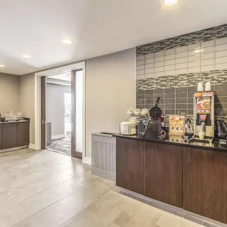 La Quinta Inn & Suites by Wyndham Cleveland - Airport North