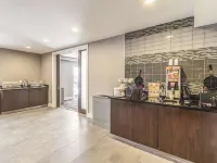 La Quinta Inn & Suites by Wyndham Cleveland - Airport North - petit déjeuner