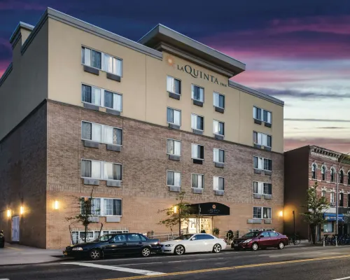 La Quinta Inn & Suites by Wyndham Brooklyn Downtown Các khách sạn gần Công viên Kahuna Laguna