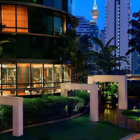 Pullman Kuala Lumpur City Centre Hotel & Residences Отели рядом с достопримечательностью «Торговый центр Starhill Gallery»