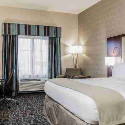 Holiday Inn Express & Suites Eureka Rooms
