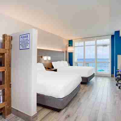 Holiday Inn Express & Suites Panama City Beach - Beachfront Rooms