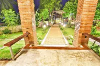 Above the Sea Guesthouse Hoteles en Mae Sariang
