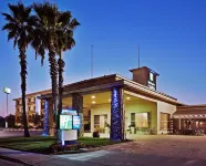 Holiday Inn Express & Suites Corning Hotel dekat Rolling Hills Casino