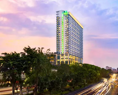 Holiday Inn & Suites Jakarta Gajah Mada Hotel dekat Toko Merah