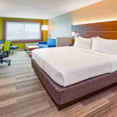 Holiday Inn Express & Suites des Moines Downtown Rooms