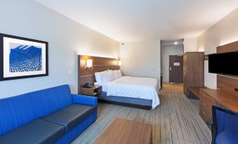 Holiday Inn Express & Suites Lenexa - Overland Park Area