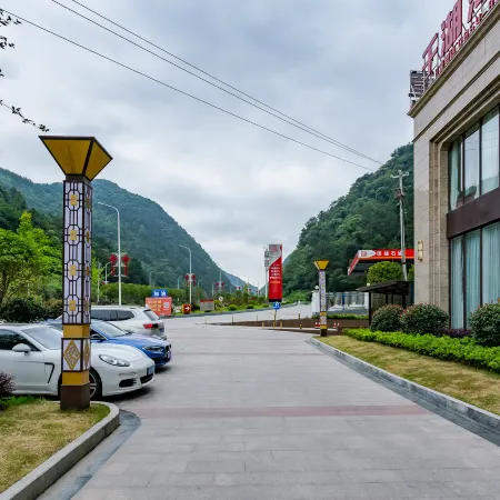 Vienna International Hotel (Duyun Qinhan Film and Television City Green Expo Park)