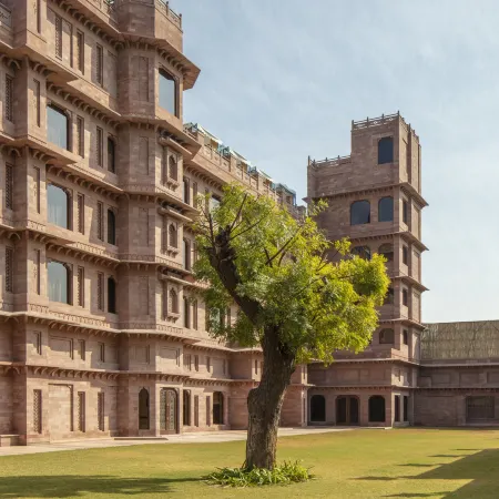 Radisson Jodhpur Отели рядом с достопримечательностью «Башня с часами Ghanta Ghar»