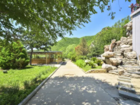 Jinshuiwan Hot Spring Resort Hotels near Sacrifice Site of Martyr Dong Cunrui