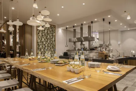 Holiday Inn Frankfurt - Alte Oper Отели рядом с достопримечательностью «Taunusturm»