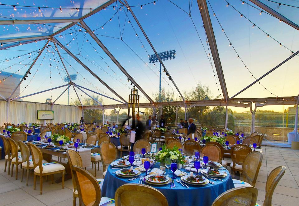 [UCLA 캠퍼스 근처 루스킨 호텔 외관]