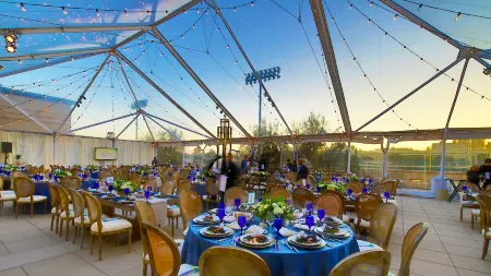 UCLA Meyer & Renee Luskin Conference Center Отели рядом с достопримечательностью «UCLA Meteorite Gallery»