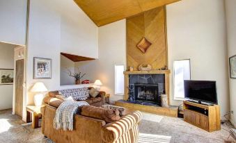Home Only a Few Blocks to Heavenly Ski Resort by RedAwning