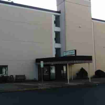 5th Avenue Inn & Suites Hotel Exterior