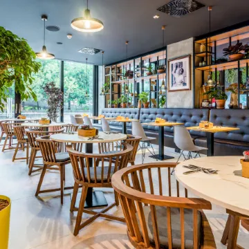 Park Inn by Radisson Danube Bratislava Отели рядом с достопримечательностью «Фонтан Роланда»