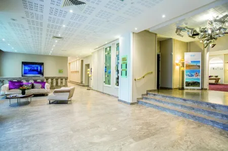 Hôtel Provinces Opéra - Vacances Bleues Отели рядом с достопримечательностью «Музей Гревен»